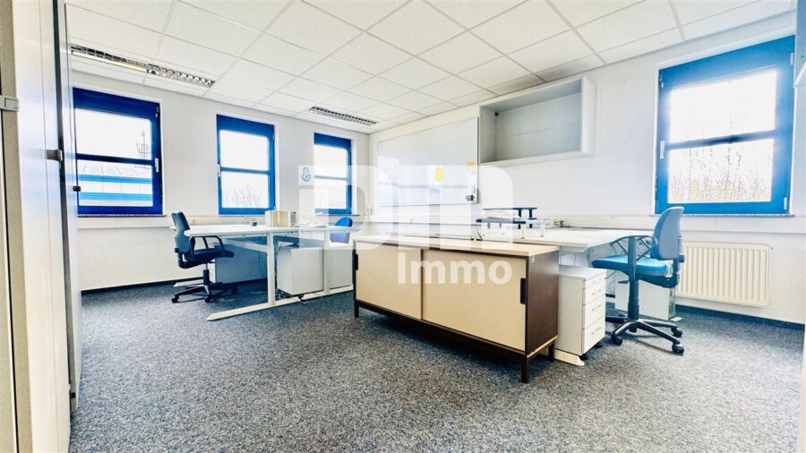Vielseitiger Gewerbekomplex Halle + Büro / Freifläche - Top Infrastruktur direkt am A44 / A49 Kreuz - OG Büroraum